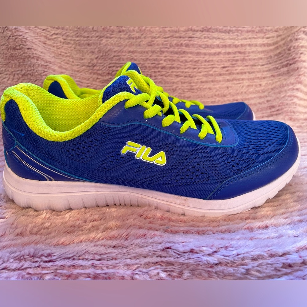 Ladies FILA sneakers, size 7.5